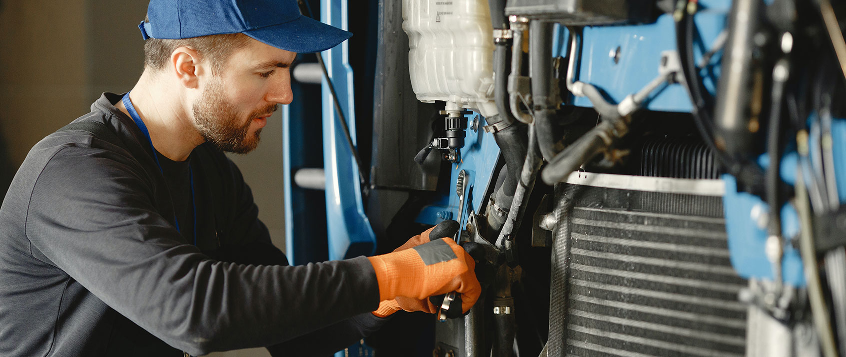 Ervaren monteur aan het werk